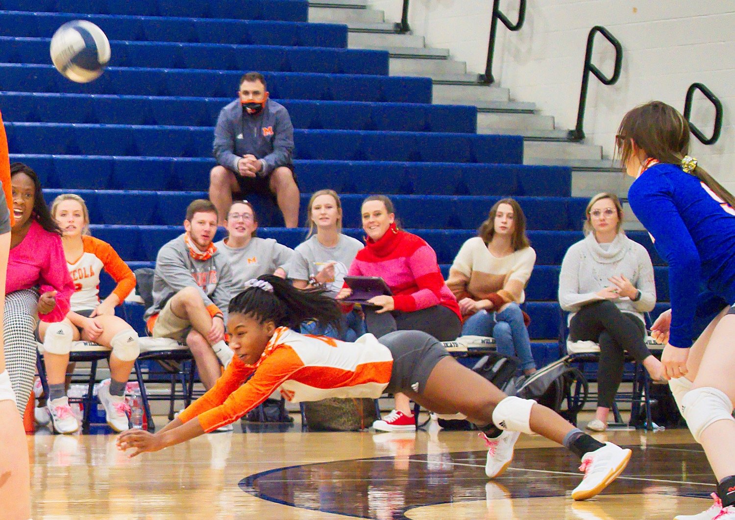 Tahjae Black makes a diving dig in the backcourt.